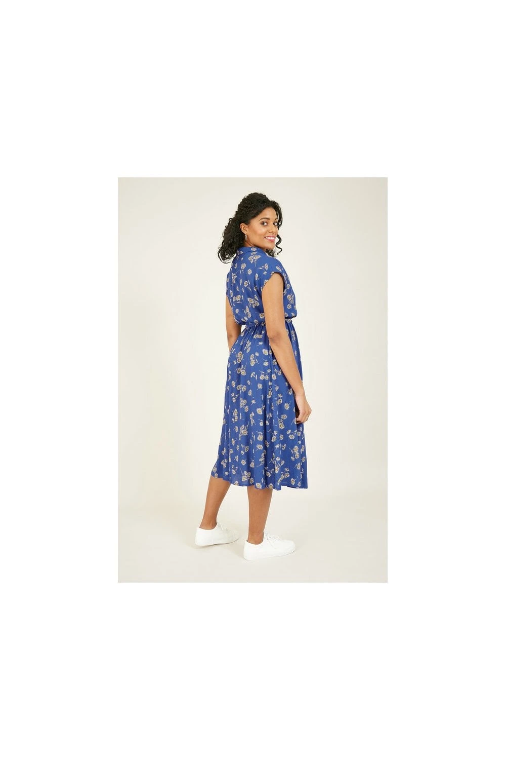 Yumi Blue Daisy Print Wrap Midi Dress 3 Yumi Blue Daisy Print Wrap Midi Dress - Image 3